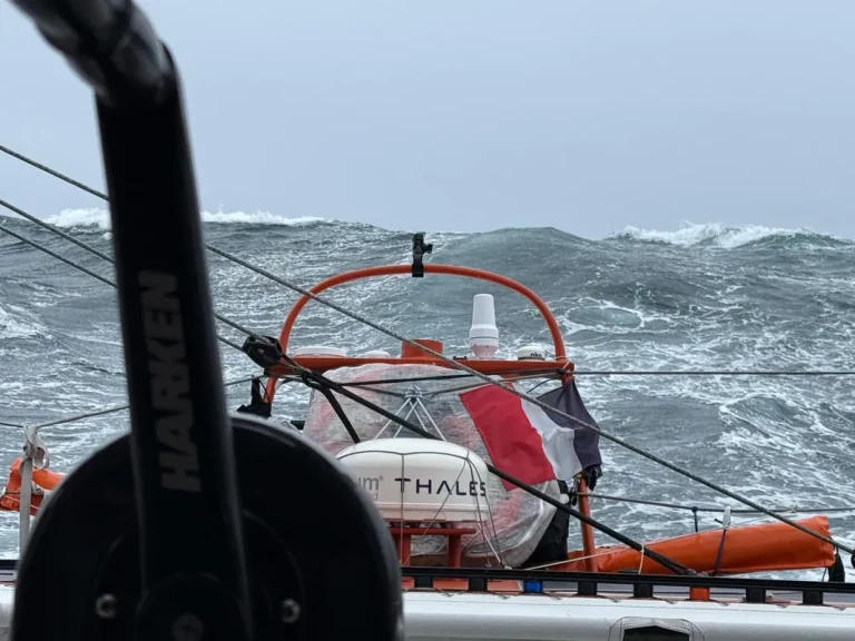 Vendée Globe: Los líderes enfrentan nuevos desafíos en el Océano Índico
