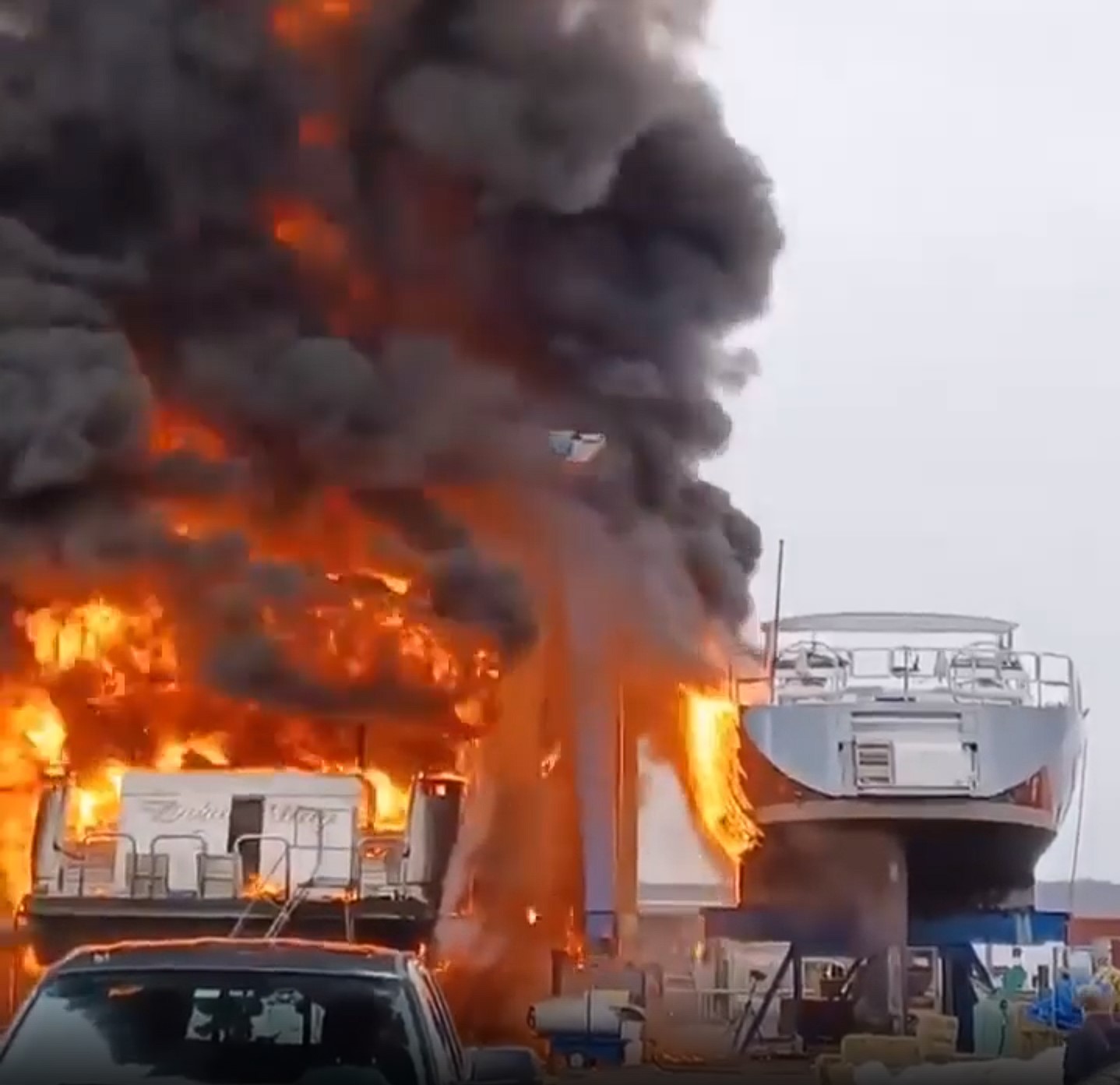 Video – Dos yates de lujo quedan destruidos por un incendio en el muelle de Portsmouth